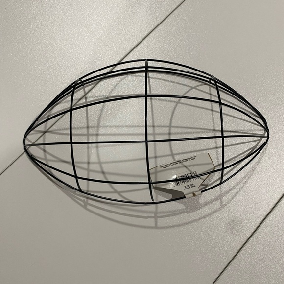 Wire wreath football frame - Picture 3 of 3